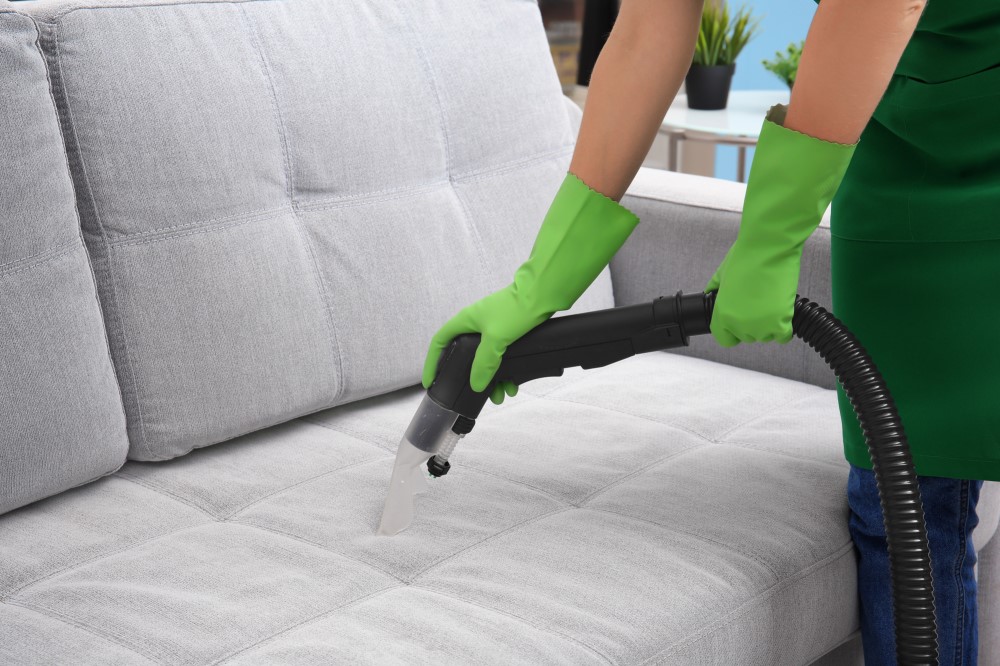 Concepto de limpieza de muebles. Limpiar el sofá con un limpiador